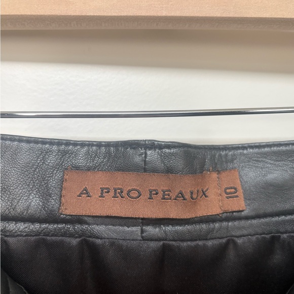 Elegant Black Leather Skirt - Picture 3 of 4